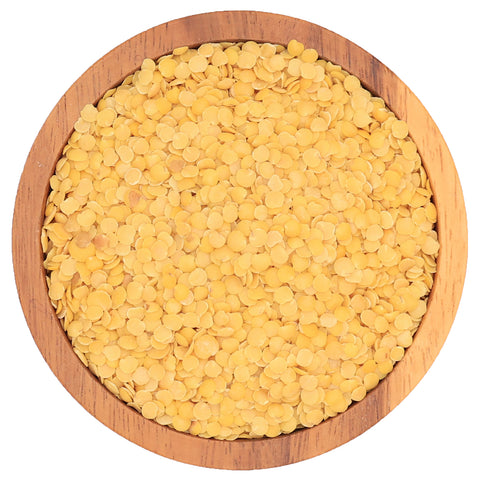 Gele linzen in houten kom – gepelde linzen met zachte structuur