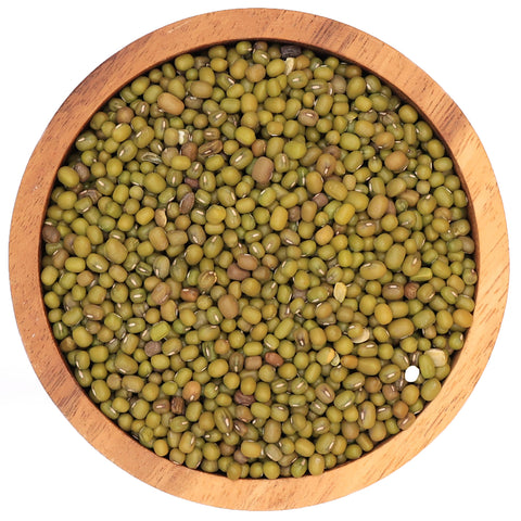 Mungbonen in houten kom – groene bonen met lichte glans en gladde schil