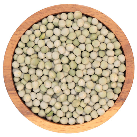 Groene erwten in houten kom – gedroogde erwten met lichtgroene tint