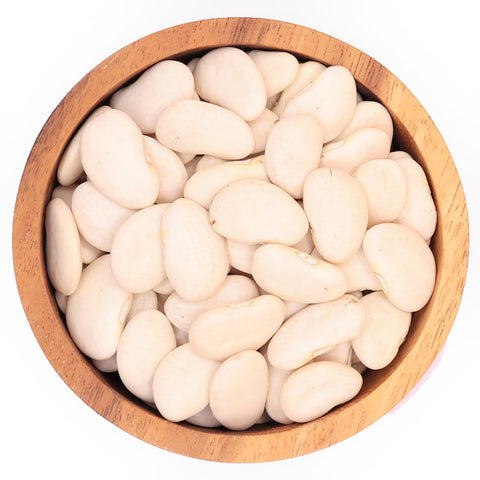 Limabonen in houten kom – grote witte bonen met gladde structuur