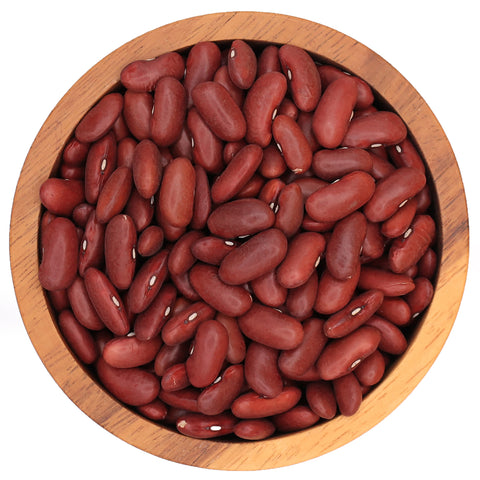 Rode bonen in houten kom – ovale bonen met diepe roodbruine kleur