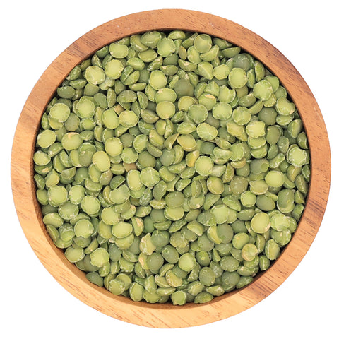 Groene spliterwten in houten kom – gepelde erwten met zachte structuur