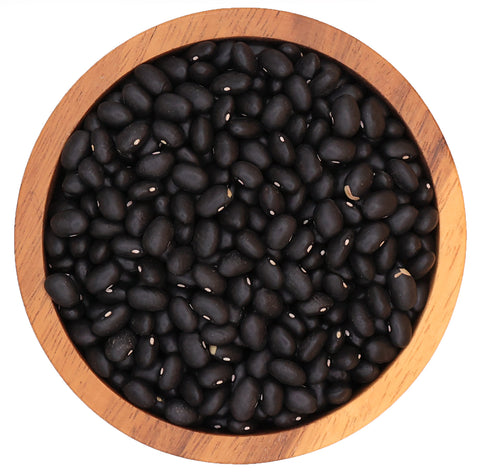 Zwarte bonen in houten kom – kleine ronde bonen met donkere kleur