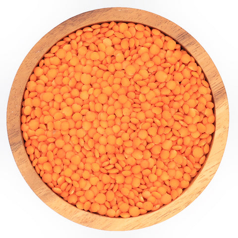 Rode linzen in houten kom – gedroogde linzen met oranje-rode kleur