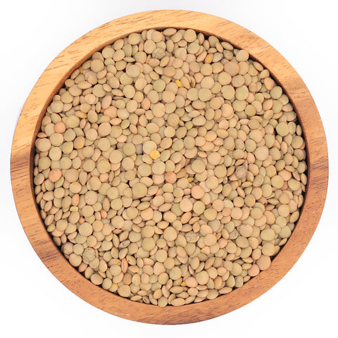 Groene linzen in houten kom – gedroogde linzen met groengrijze tint