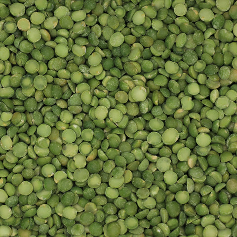 Close-up van groene spliterwten – halve erwten met matte groengrijze kleur