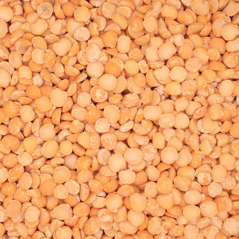 Close-up van gele spliterwten – halve erwten met matte gele kleur