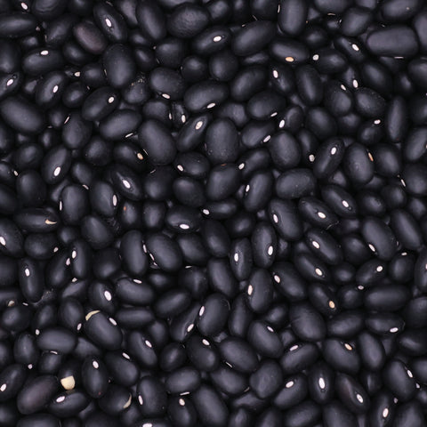 Close-up van gedroogde zwarte bonen – glanzende donkere bonen met gladde schil